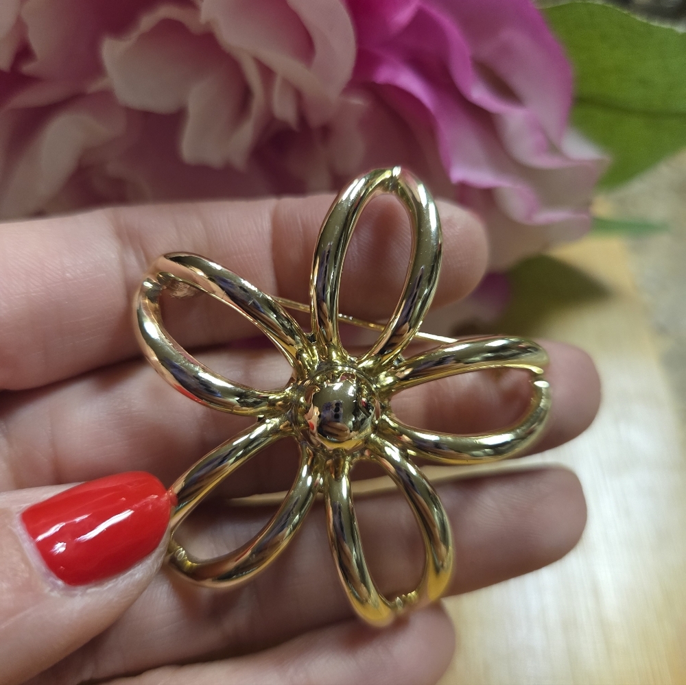 Elegant Gold Flower Brooch - Picture 3 of 3